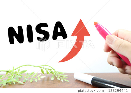 照片顯示字母 NISA 和用紅筆指向的向上箭頭 128294441