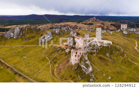 Destroyed Olsztyn Castle Destroyed Olsztyn Castle 128294912