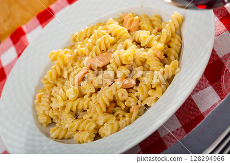 Italian pasta with smoked salmon and cream sauce 128294966