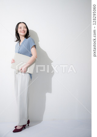 清爽春夏短袖商務（辦公休閒）女士手持筆記型電腦招聘 128295060