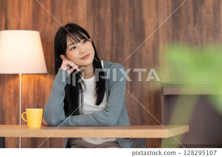A young woman relaxing in the room 128295107