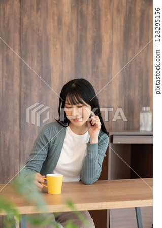 A young woman relaxing in the room 128295156