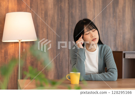 Thinking young lady Thinking young lady 128295166
