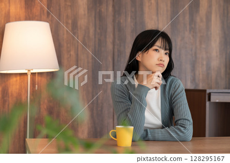 Thinking young lady Thinking young lady 128295167