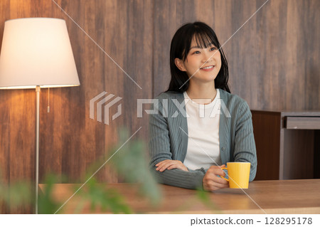 A young woman relaxing in the room 128295178