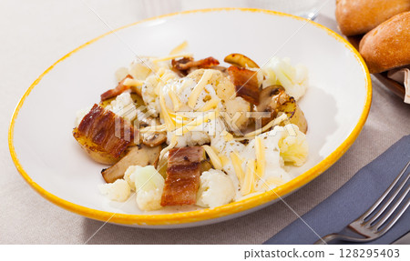 Baked potatoes with cauliflower, bacon, cheese sauce Baked potatoes with cauliflower, bacon, cheese sauce 128295403