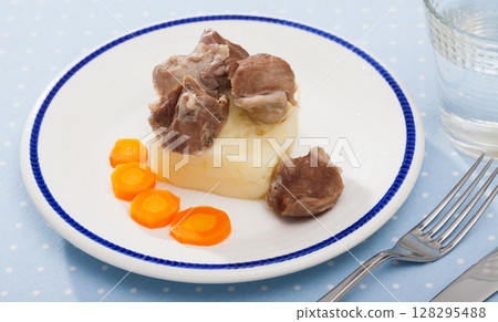 Delicious steamed turkey with carrots and potatoes Delicious steamed turkey with carrots and potatoes 128295488
