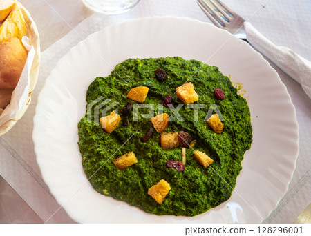 Creamed spinach with raisins and croutons 128296001