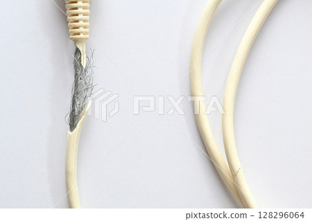 老化的 USB 充電線 128296064