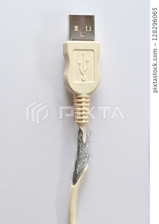 老化的 USB 充電線 128296065