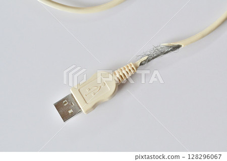 老化的 USB 充電線 128296067