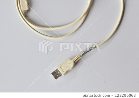 老化的 USB 充電線 128296068
