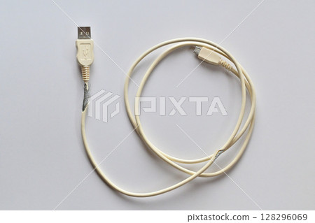 老化的 USB 充電線 128296069