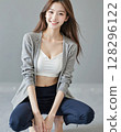 一個年輕女子伸展 128296122