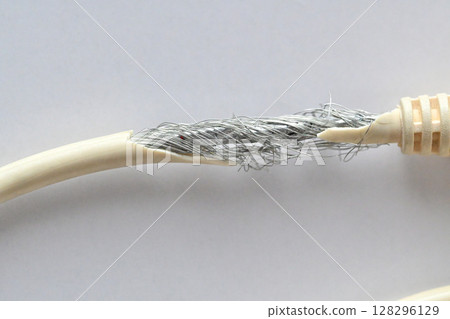 老化的 USB 充電線 128296129