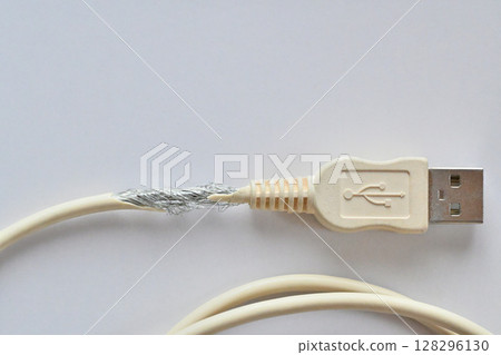 老化的 USB 充電線 老化的 USB 充電線 128296130