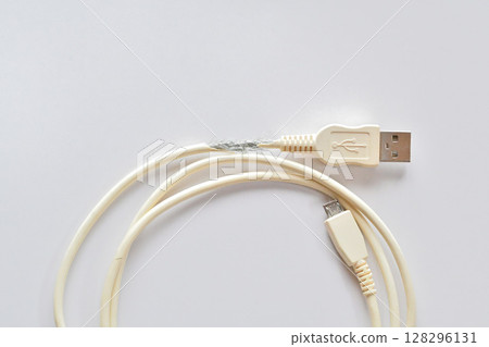 老化的 USB 充電線 老化的 USB 充電線 128296131