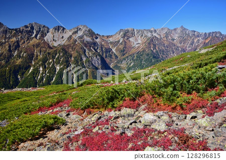 The Hotaka mountain range and Mt. Yari as seen from Mt. Chogatake 128296815