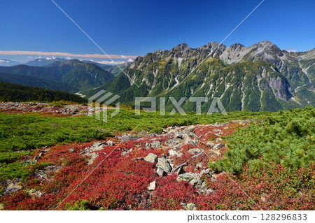 從長岳眺望穗高山脈與槍岳 從長岳眺望穗高山脈與槍岳 128296833