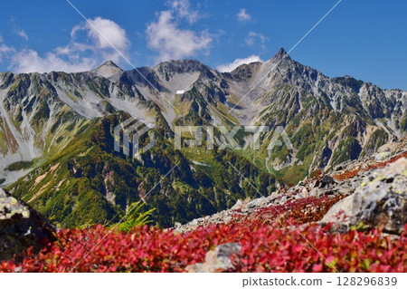 從長岳眺望穗高山脈與槍岳 從長岳眺望穗高山脈與槍岳 128296839