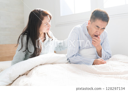 一對夫婦醒來並在床上交談 128297134