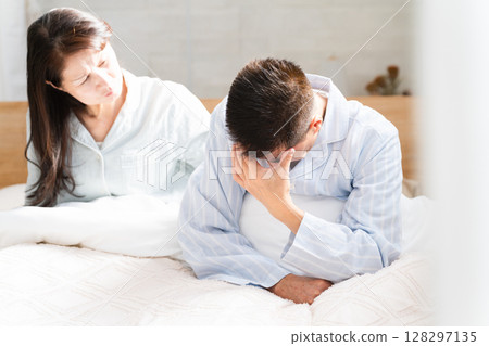 一對夫婦醒來並在床上交談 一對夫婦醒來並在床上交談 128297135
