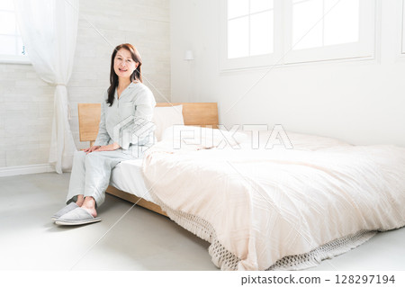 女人醒來坐在床上 128297194
