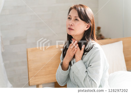 一名女子在床上醒來，抱怨喉嚨痛 128297202
