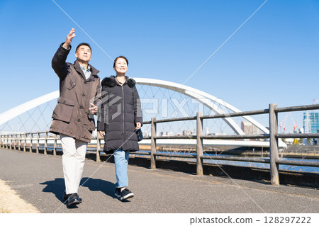一對中年夫婦在長廊散步 128297222