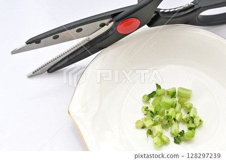 生態回收食物垃圾在水中生長的蘿蔔葉 128297239