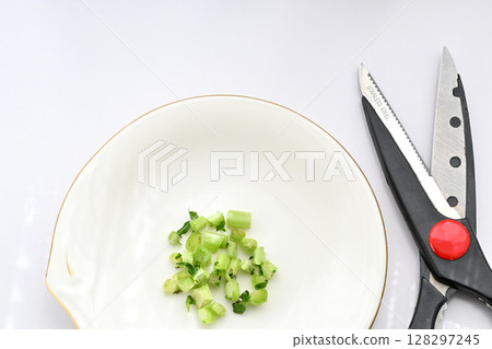 生態回收食物垃圾在水中生長的蘿蔔葉 128297245