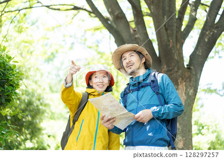 一對中年夫婦健行 一對中年夫婦健行 128297257