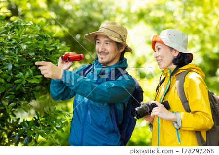 一對中年夫婦在山間享受 一對中年夫婦在山間享受 128297268