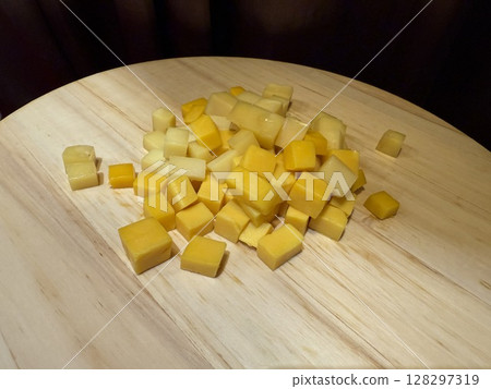 三種起司在木板上切成方塊 128297319