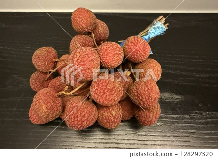 台灣荔枝被紮成花束狀，在台灣市場上販售。 128297320