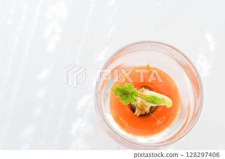 生態回收食物垃圾在水中生長的胡蘿蔔葉 128297406
