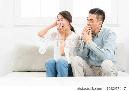 坐在沙發上的成熟夫婦 坐在沙發上的成熟夫婦 128297447