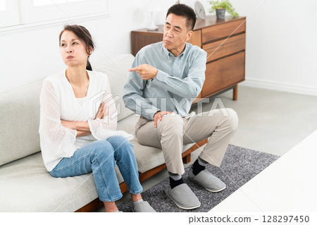 坐在沙發上的成熟夫婦 128297450