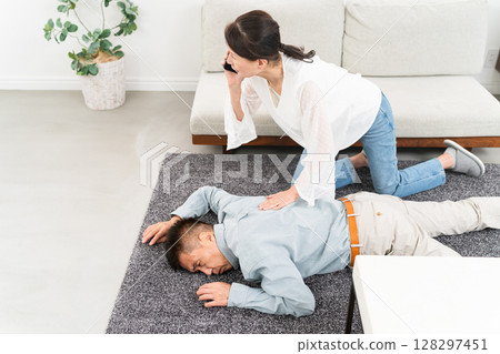妻子擔心跌倒的丈夫 生活方式圖片 128297451