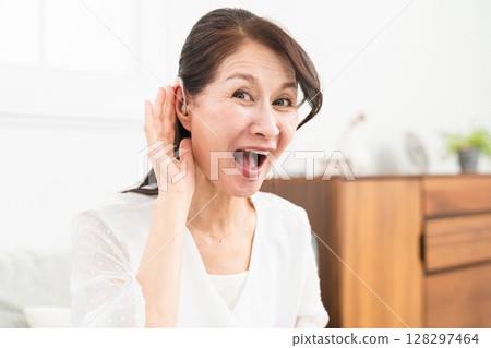 配戴助聽器的成熟女性 128297464
