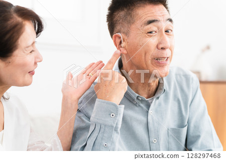 一位戴著助聽器的中年男子和一位快樂的女人 128297468