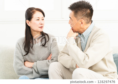 坐在沙發上的成熟夫婦生活方式形象 128297476