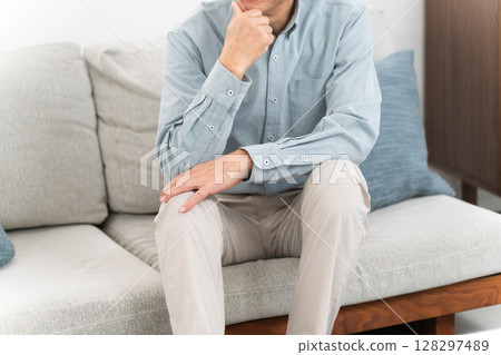 穿著長袖襯衫的男人生活方式形象 穿著長袖襯衫的男人生活方式形象 128297489