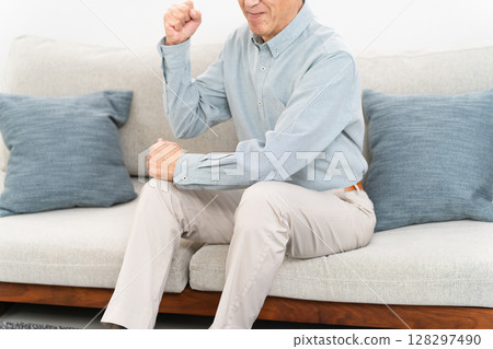 穿著長袖襯衫的男人生活方式形象 128297490