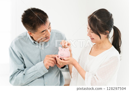 拿著存錢筒的成熟夫婦 拿著存錢筒的成熟夫婦 128297504