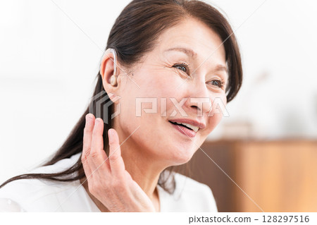 配戴助聽器的成熟女性 128297516