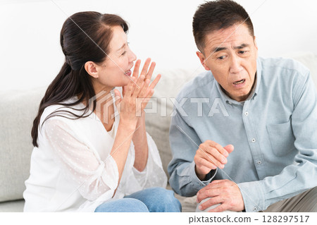 一位妻子反覆和聾啞丈夫說話 一位妻子反覆和聾啞丈夫說話 128297517
