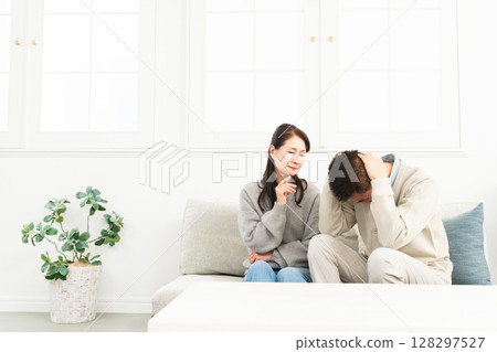 坐在沙發上的成熟夫婦生活方式形象 坐在沙發上的成熟夫婦生活方式形象 128297527