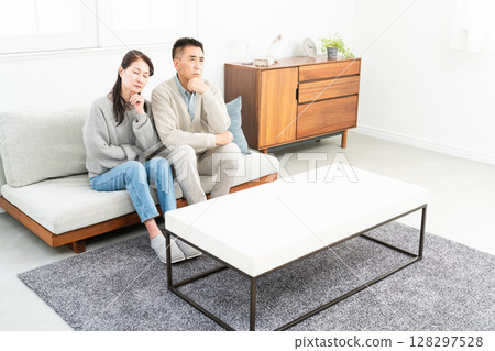 坐在沙發上的成熟夫婦生活方式形象 坐在沙發上的成熟夫婦生活方式形象 128297528