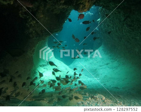 The ocean as seen from inside an underwater cave The ocean as seen from inside an underwater cave 128297552